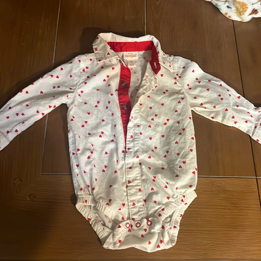 Cat & Jack white shirt w red hearts